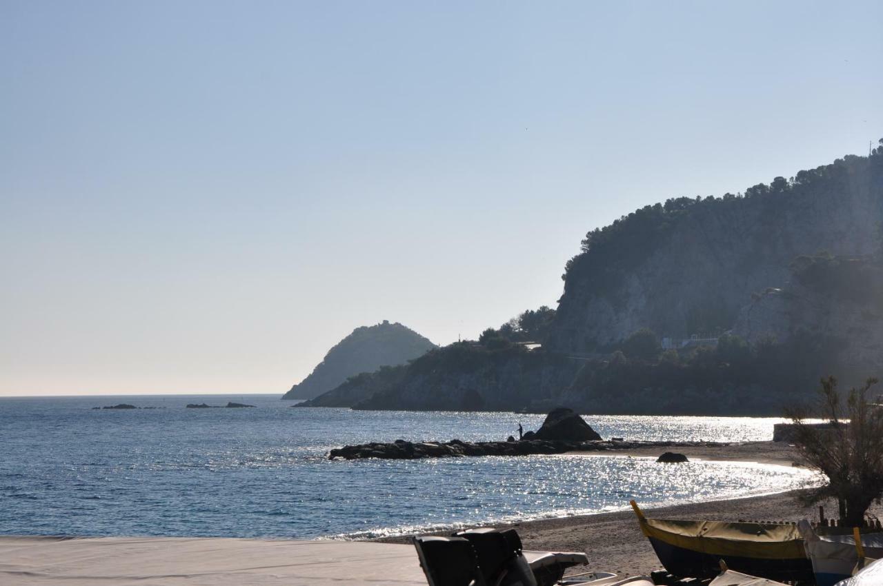 Una Spettacolare Vista Mare - Casa Con Jacuzzi Bergeggi Exterior photo